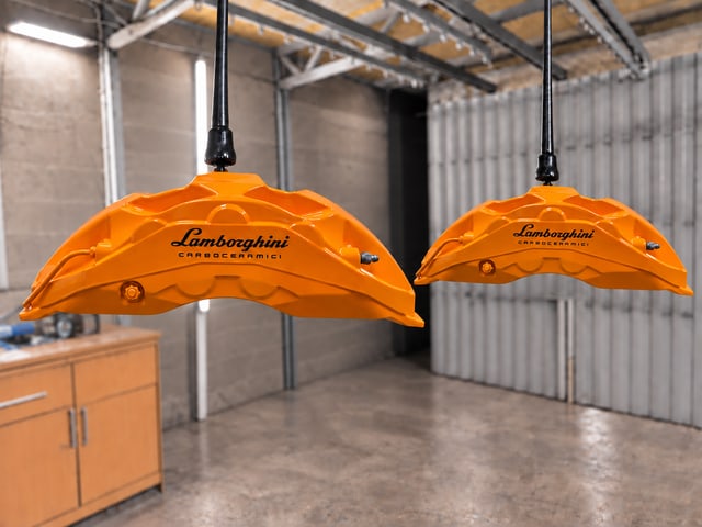 Оранжевые суппорты Lamborghini с надписью CARBOCERAMICI